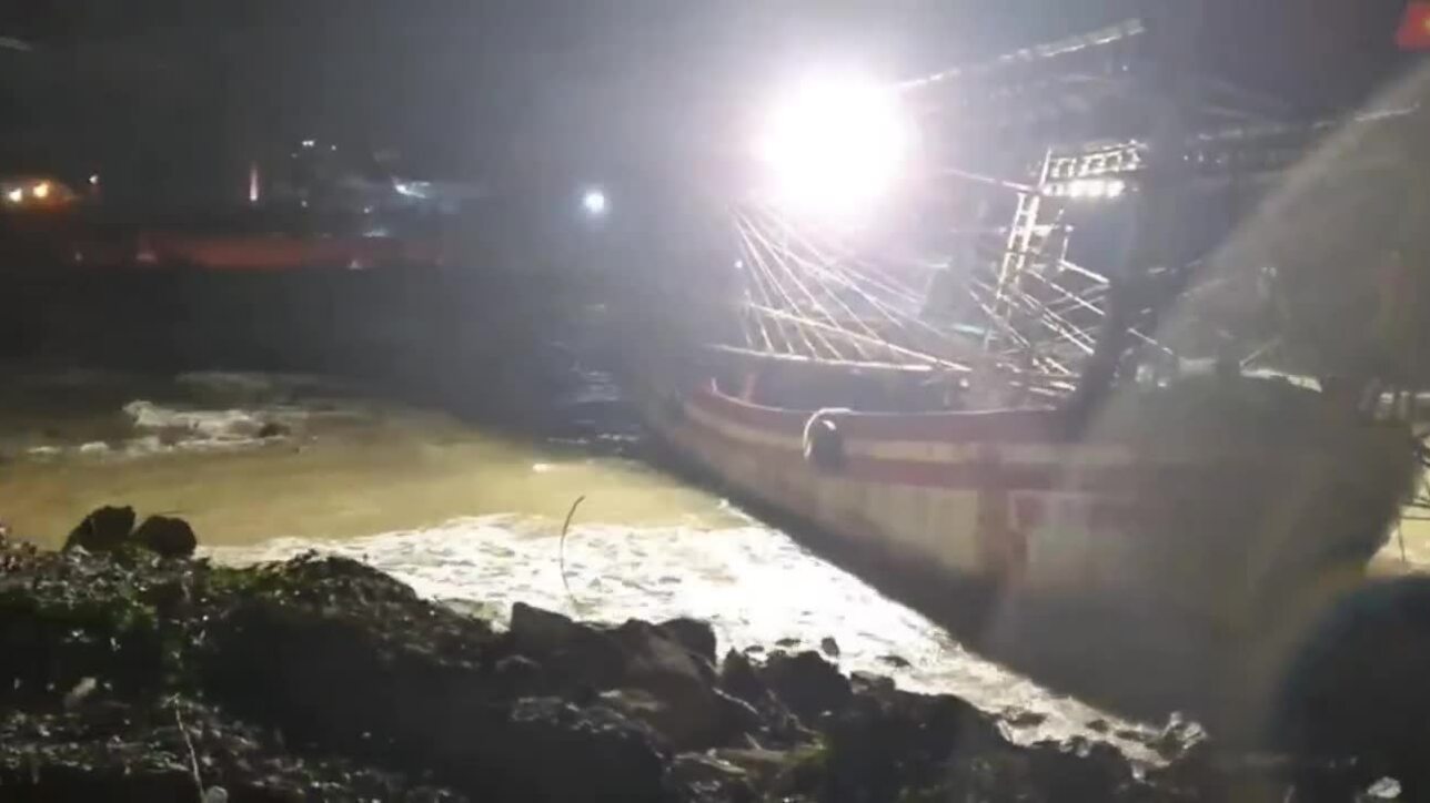 Nhiều tàu cá Bình Định bị chìm do sóng lớn