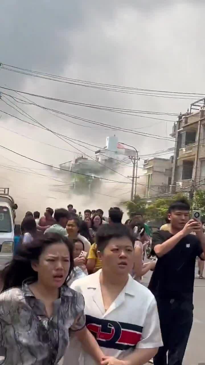 Cảnh hoảng loạn khi các tòa nhà bị sập ở Myanmar