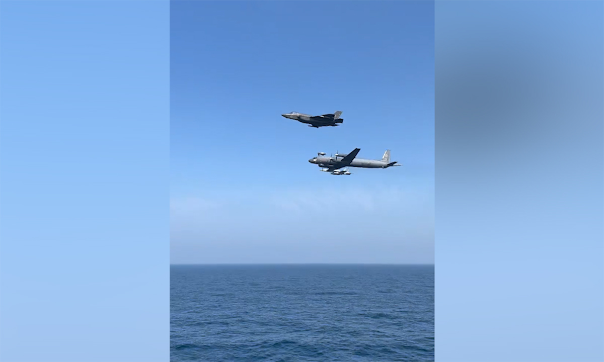 Trinh sát cơ Nga áp sát tàu sân bay Mỹ