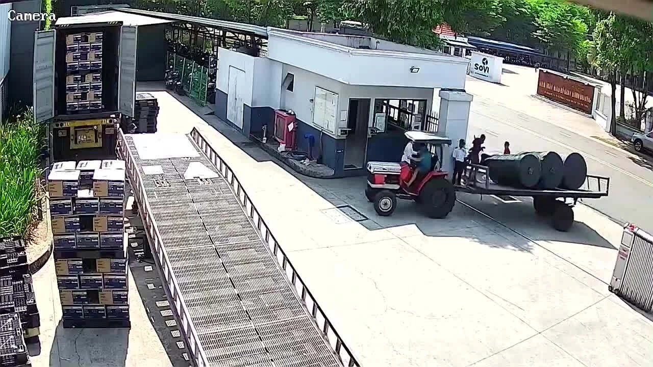 Tài xế chở hàng lật đè chết bảo vệ bị khởi tố