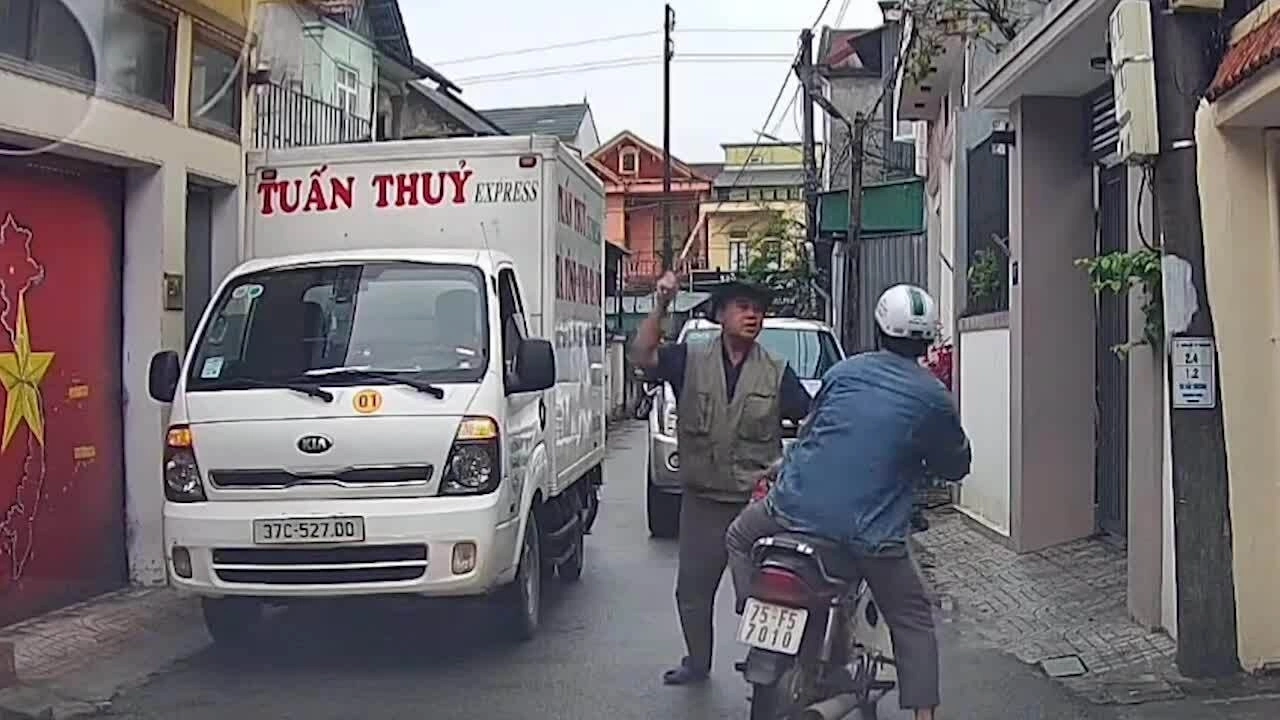 Người đàn ông bị đánh sau khi nhắc tài xế đỗ xe chắn hết đường đi