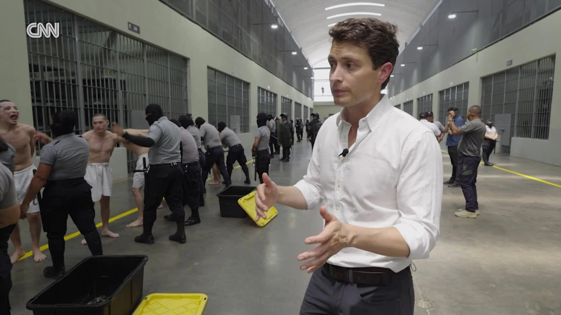 Bên trong nhà tù El Salvador giam giữ người bị Mỹ trục xuất