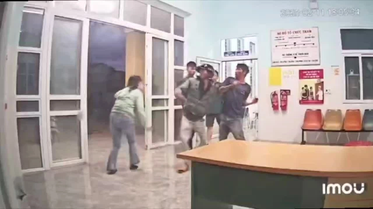 Hai anh em tấn công nữ nhân viên y tế bị khởi tố