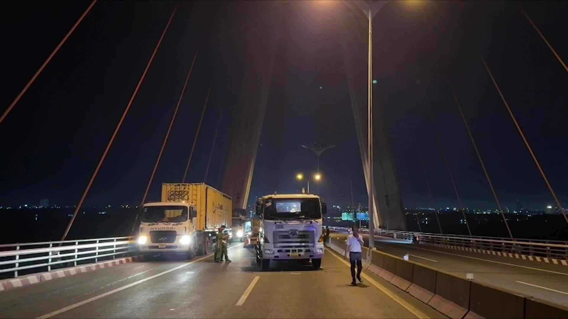 Cầu Cần Thơ 'tối om'