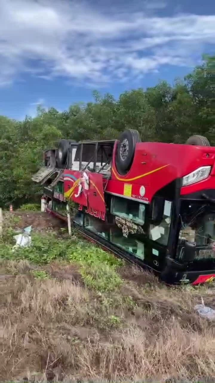 Ôtô chở hơn 20 người lật ngửa trên quốc lộ