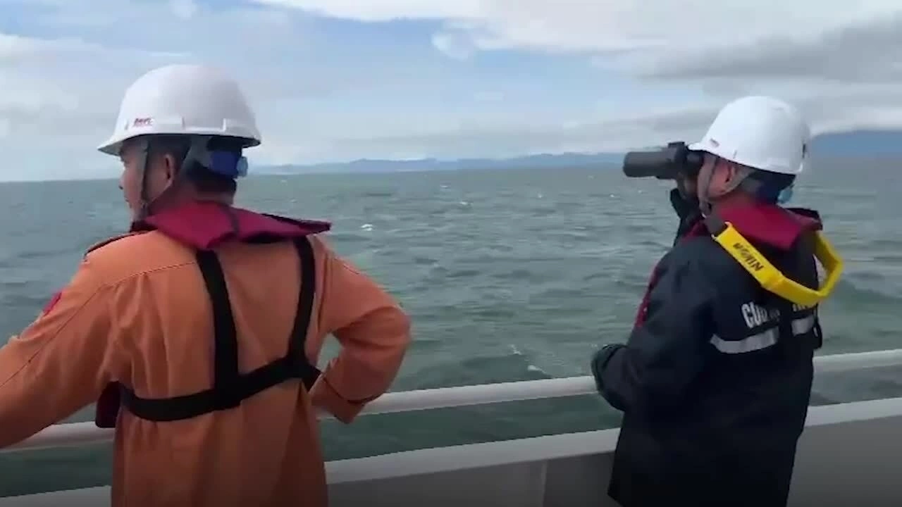 Lực lượng chức năng cứu hộ thuyền viên gặp nạn