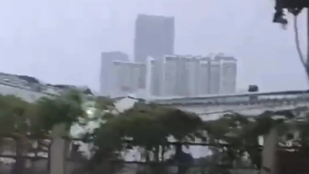 Sập mái sân pickleball, nhiều người tháo chạy