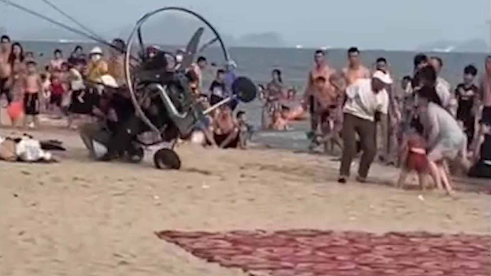 Dù lượn động cơ lao vào du khách trên bãi biển
