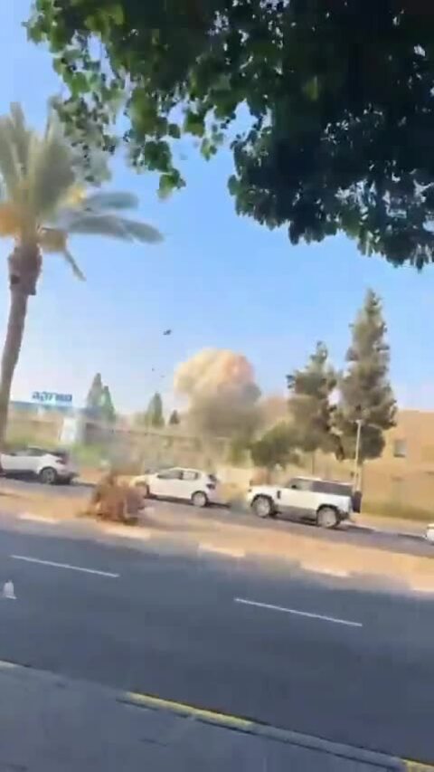 Khoảnh khắc tên lửa Iran đánh trúng bệnh viện ở Israel