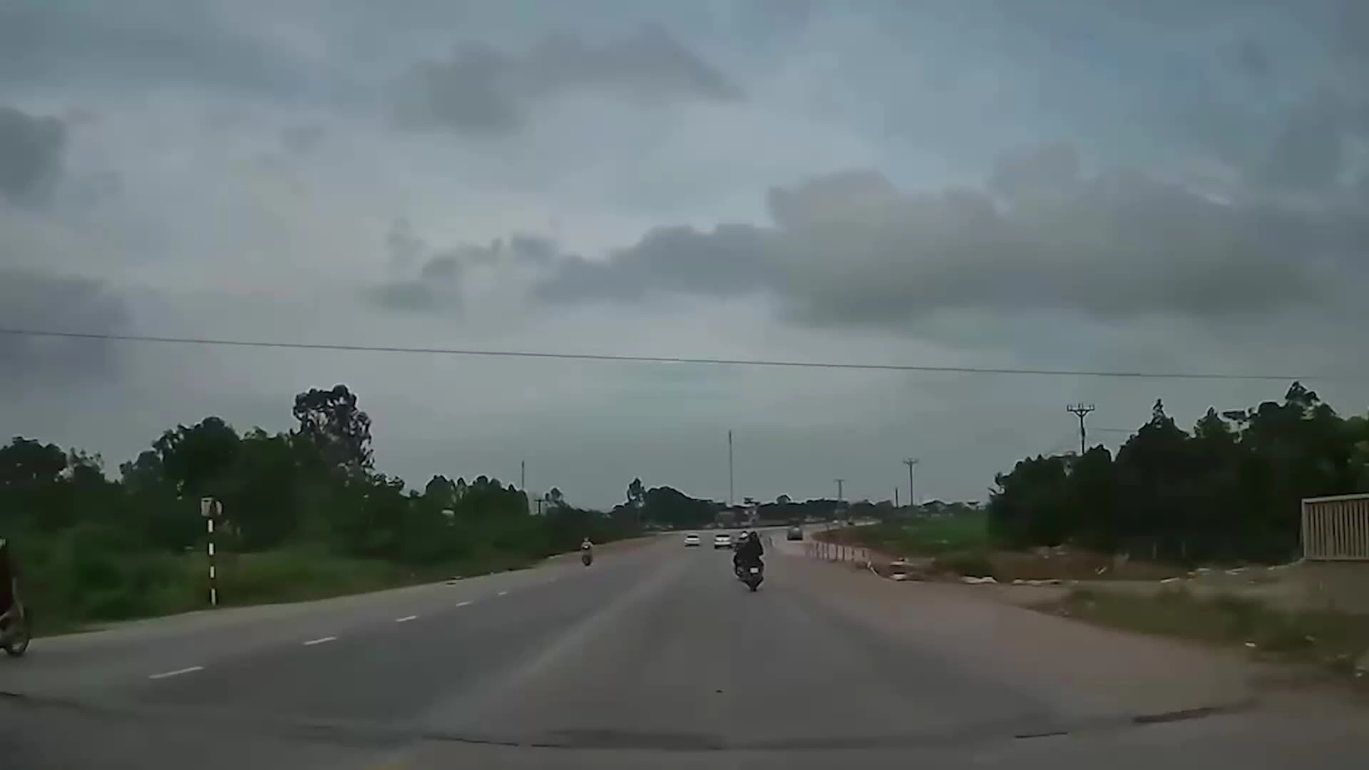 Khoảnh khắc ôtô tông hai xe máy rồi rơi xuống sông