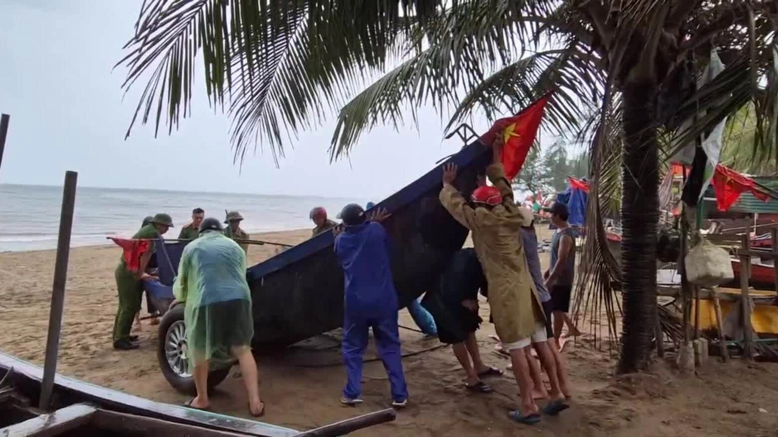 Ngư dân Thanh Hoá kéo thuyền bè lên đường tránh bão Wipha