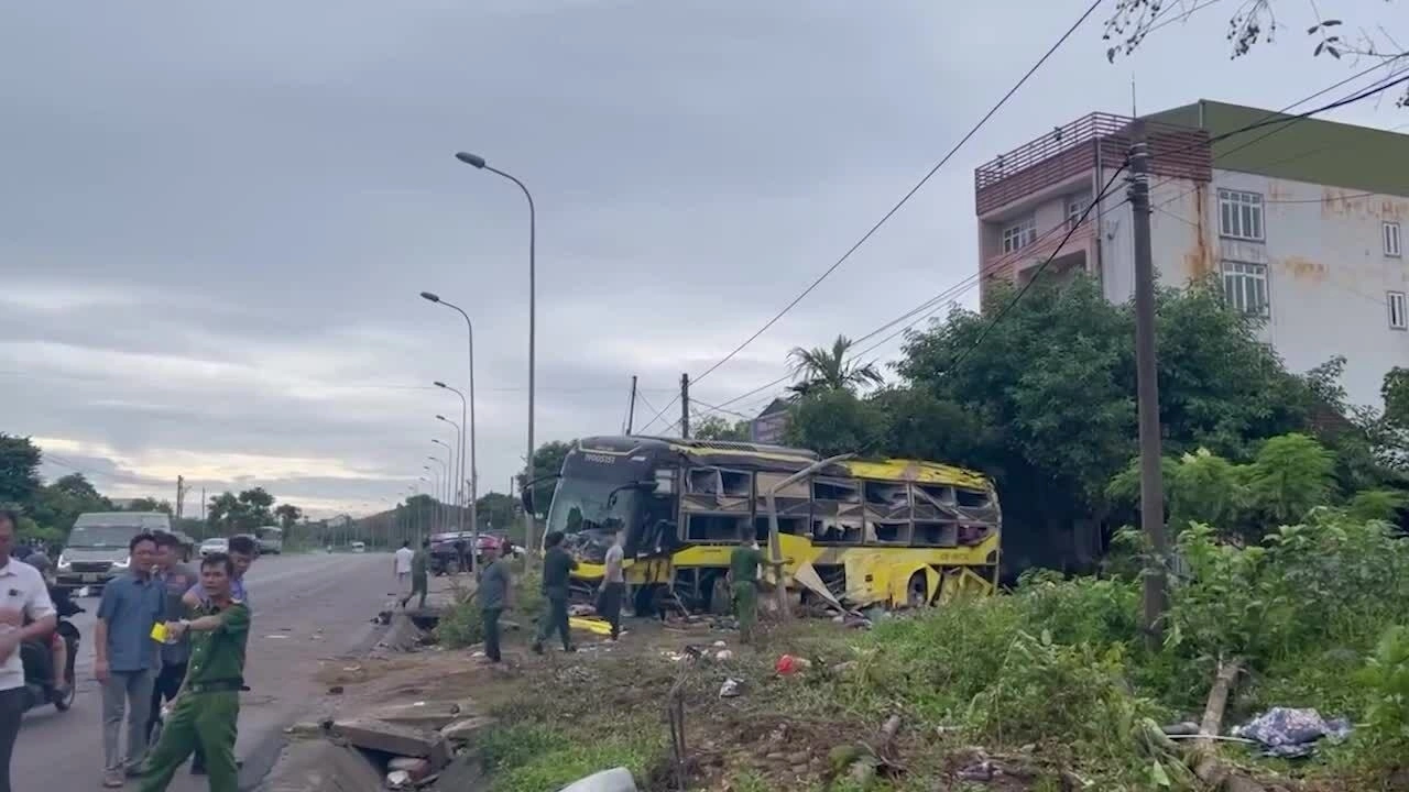 Hiện trường vụ tai nạn lật 9 khách khiến 9 người chết
