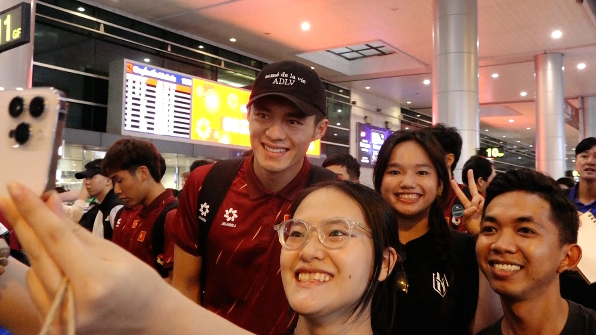 Người hâm mộ chào đón U23 Việt Nam về nước