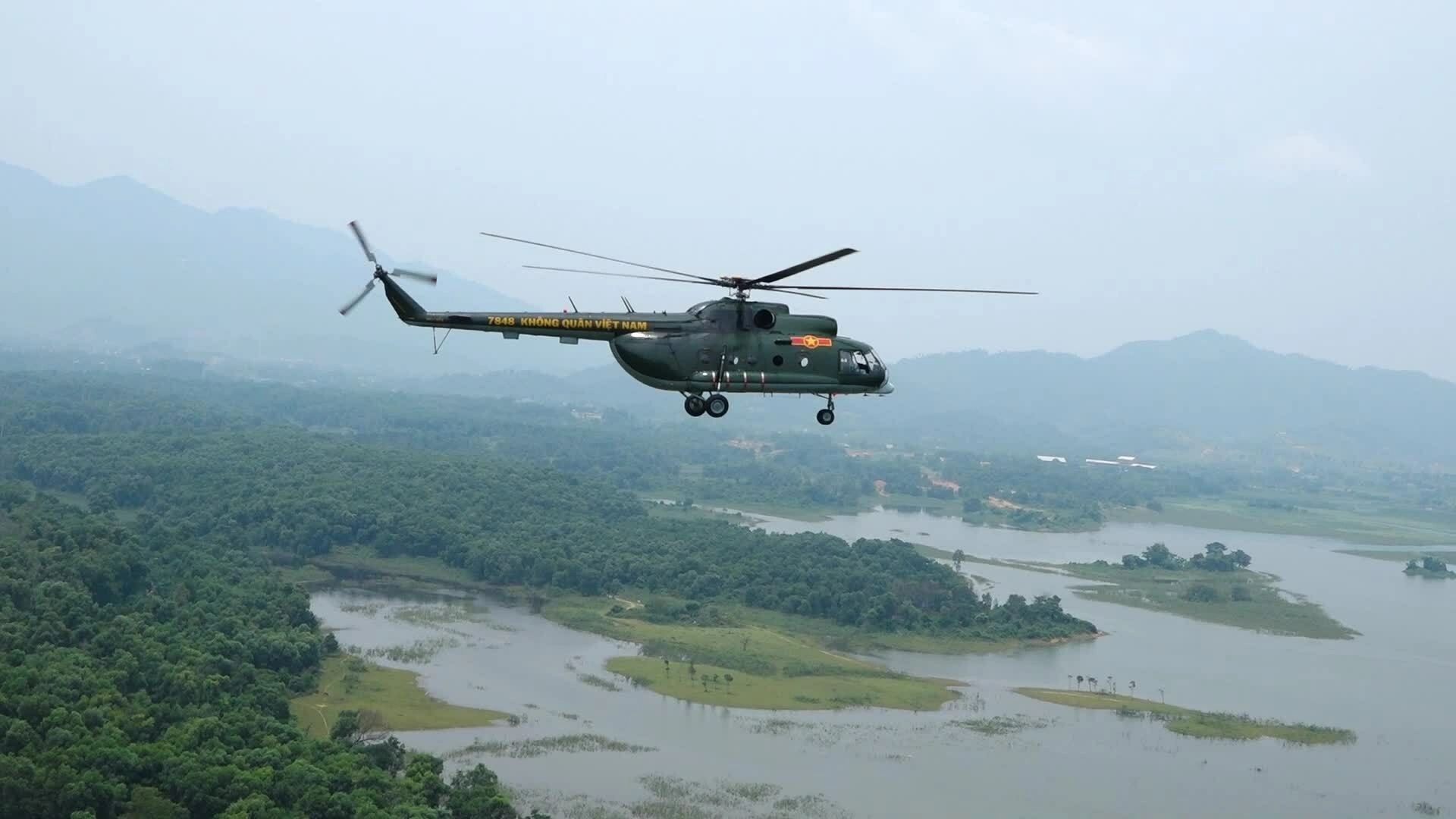 Trực thăng bay đội hình 10 chiếc huấn luyện cho Quốc Khánh