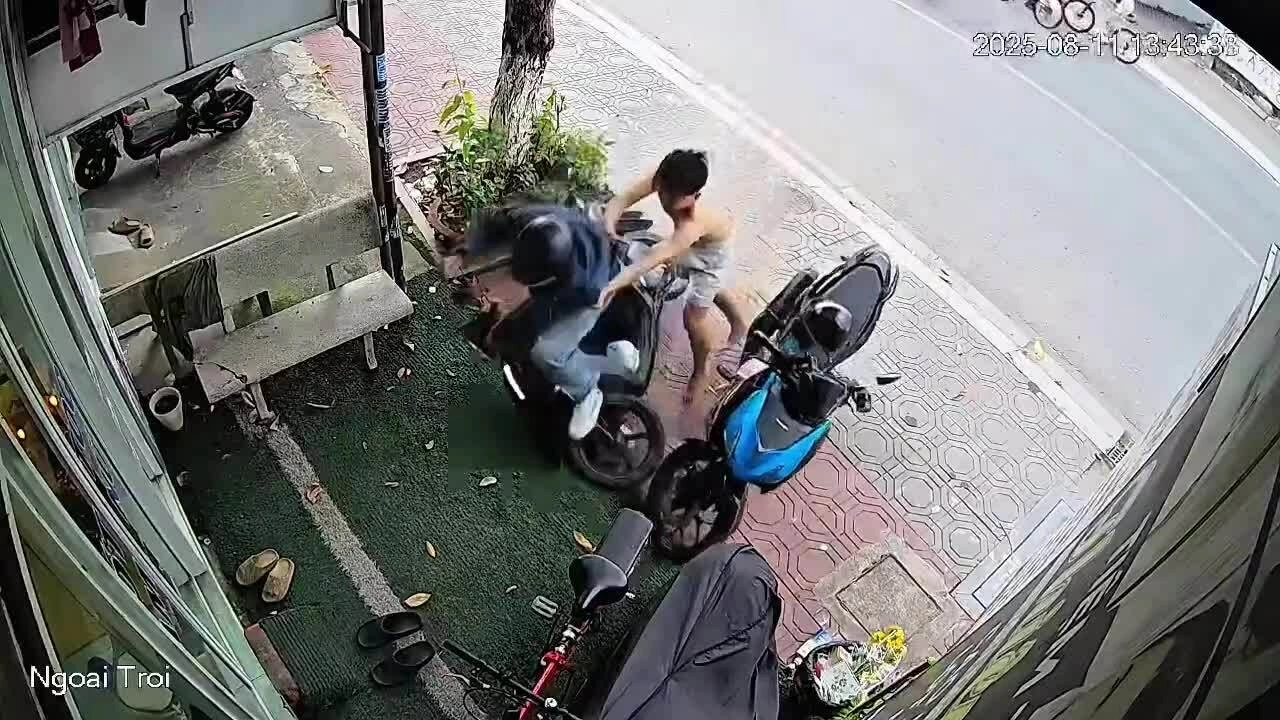 Người dân truy bắt kẻ cướp tiệm vàng