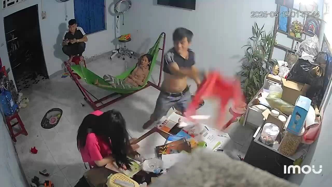 Anh trai dùng ghế đánh em gái