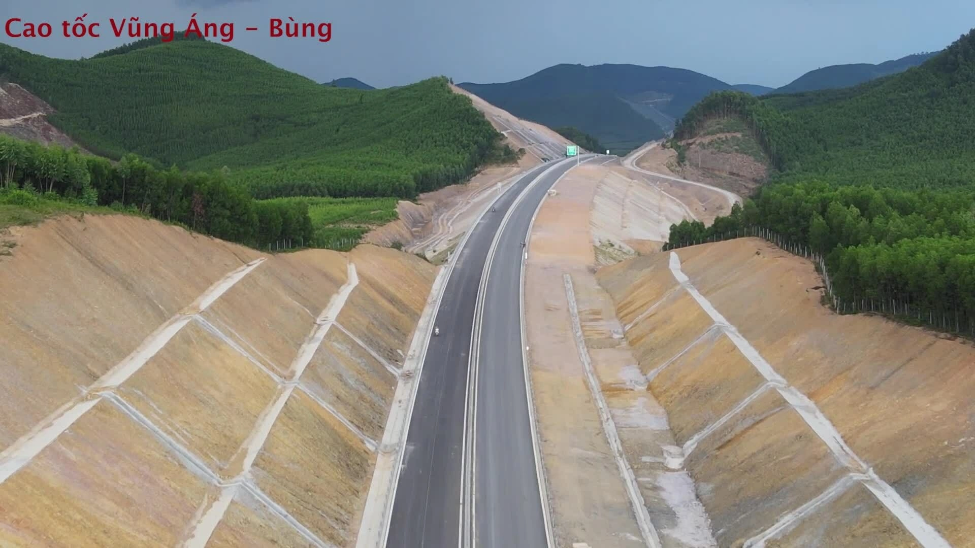 Hai cao tốc qua miền Trung trước ngày thông xe