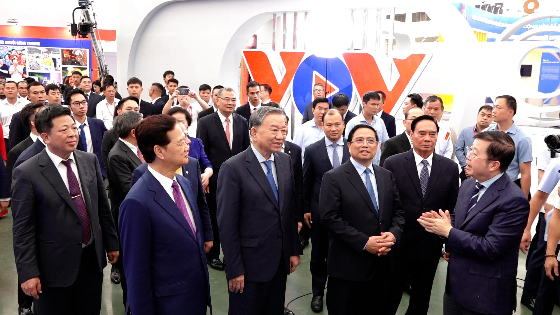 Tổng bí thư Tô Lâm, Thủ tướng Phạm Minh Chính cùng tham quan Trung tâm Hội chợ triển lãm quốc gia