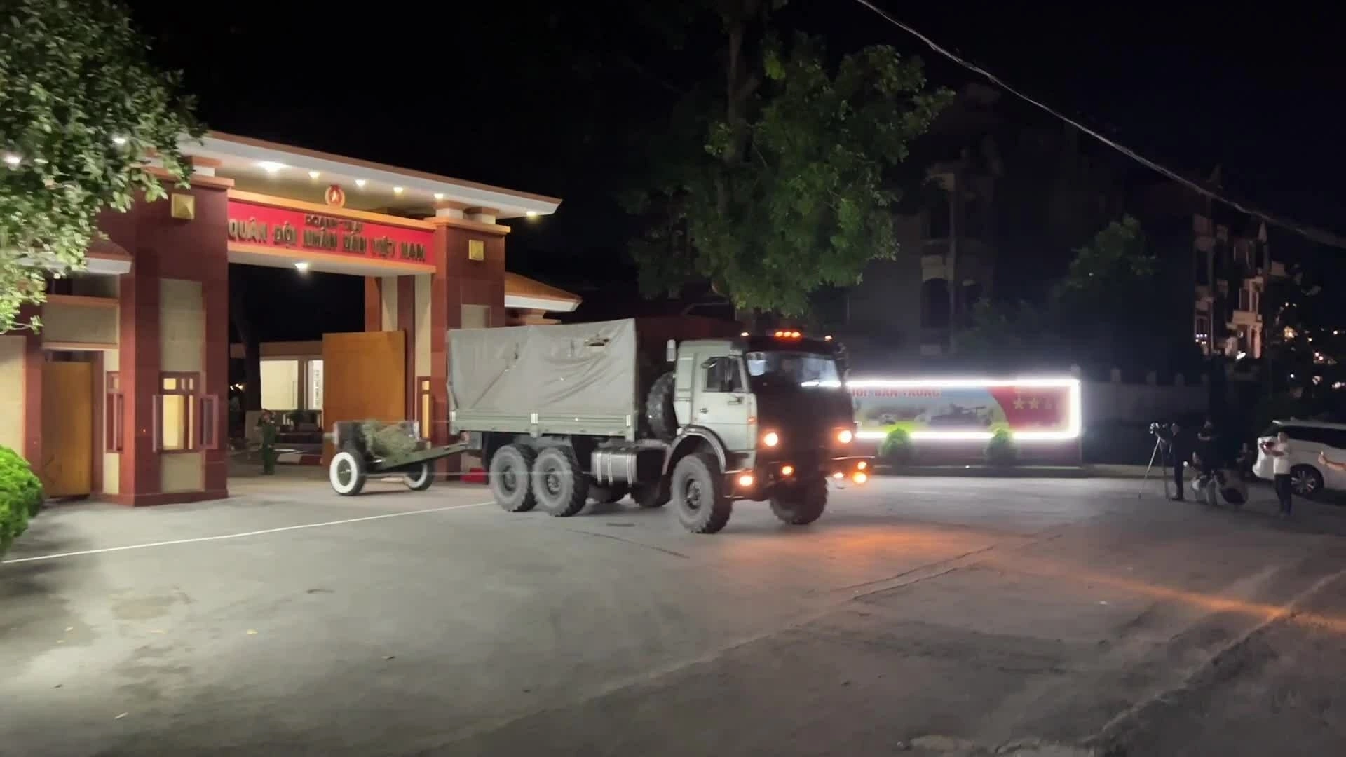 Chuyển pháo lễ về Sân vận động Mỹ Đình