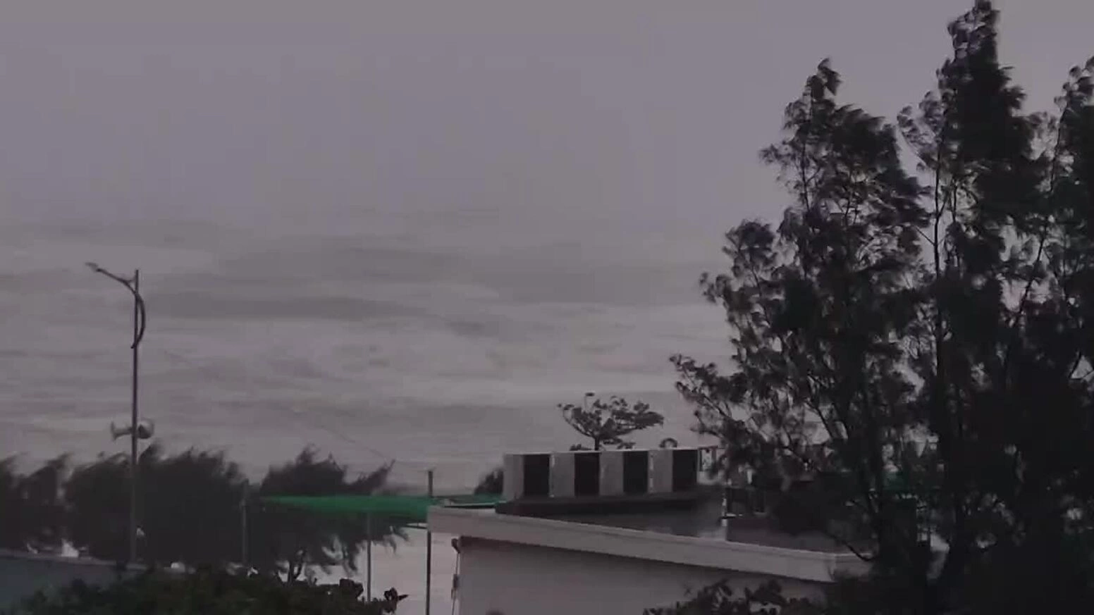 Sóng lớn kèm gió giật mạnh ở Thiên Cầm, Hà Tĩnh