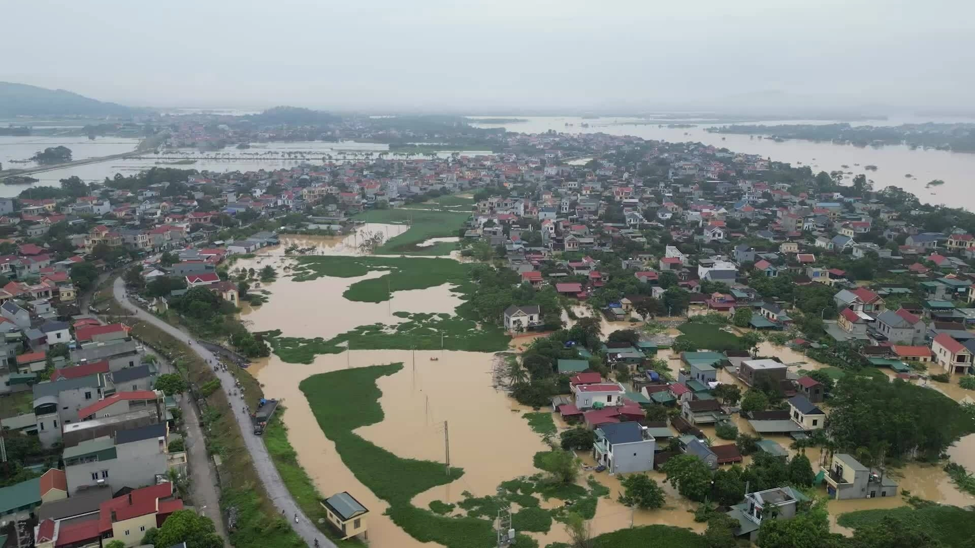 Hàng nghìn hộ dân chìm trong nước lũ
