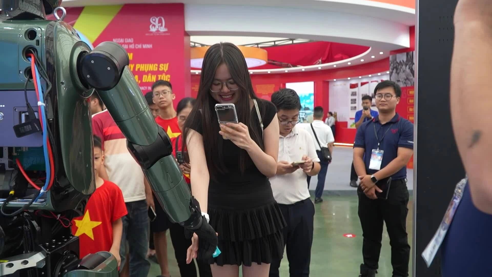 Trình diễn robot, UAV tại triển lãm khoa học công nghệ