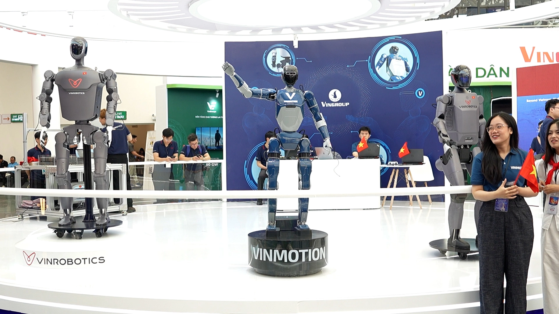 Gian hàng công nghệ, robot hút khách tham quan tại triển lãm thành tựu đất nước