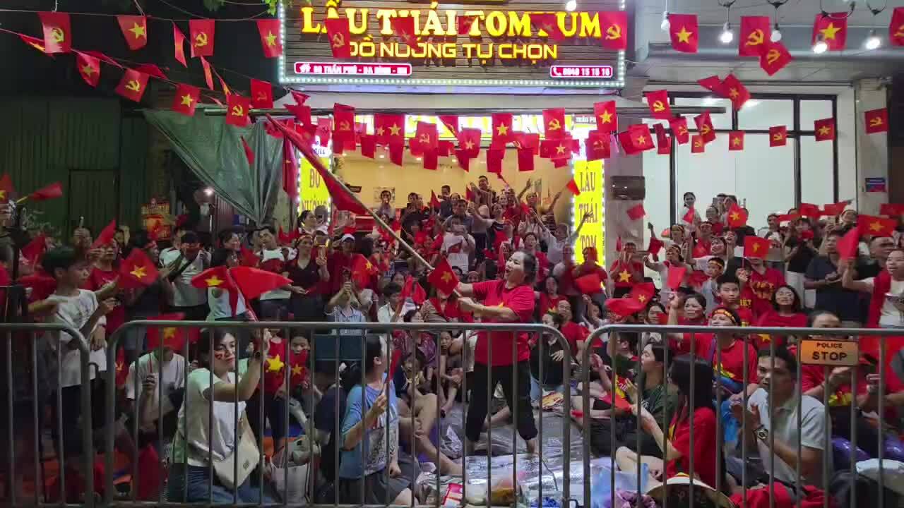 Khách miền Nam đổ ra Hà Nội để 'sống trọn không khí lịch sử' Người dân hát múa cờ hát Nối vòng tay lớn