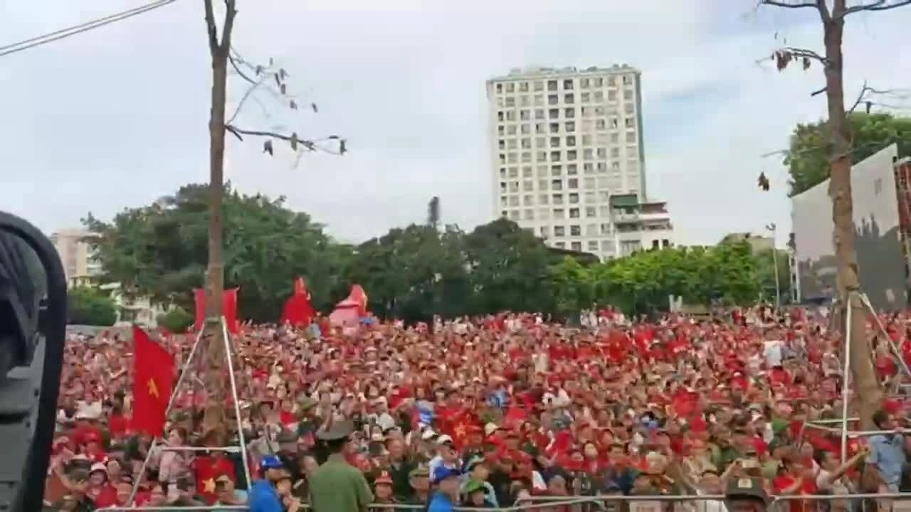 Bộ đội chúc người dân vui khỏe