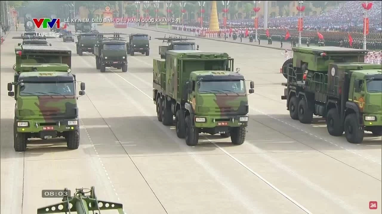 Tàu chiến, tàu ngầm và máy bay diễu binh trên biển Cam Ranh
