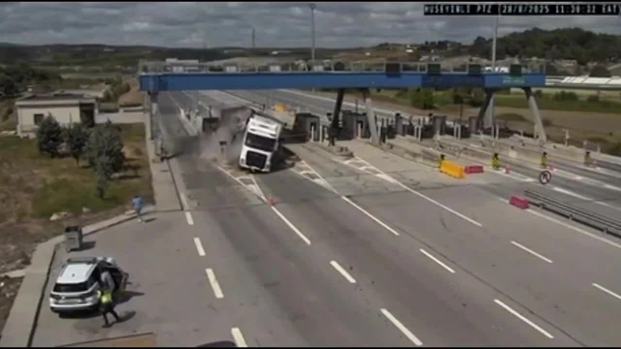 Xe đầu kéo đâm bay xe cảnh sát ở trạm thu phí