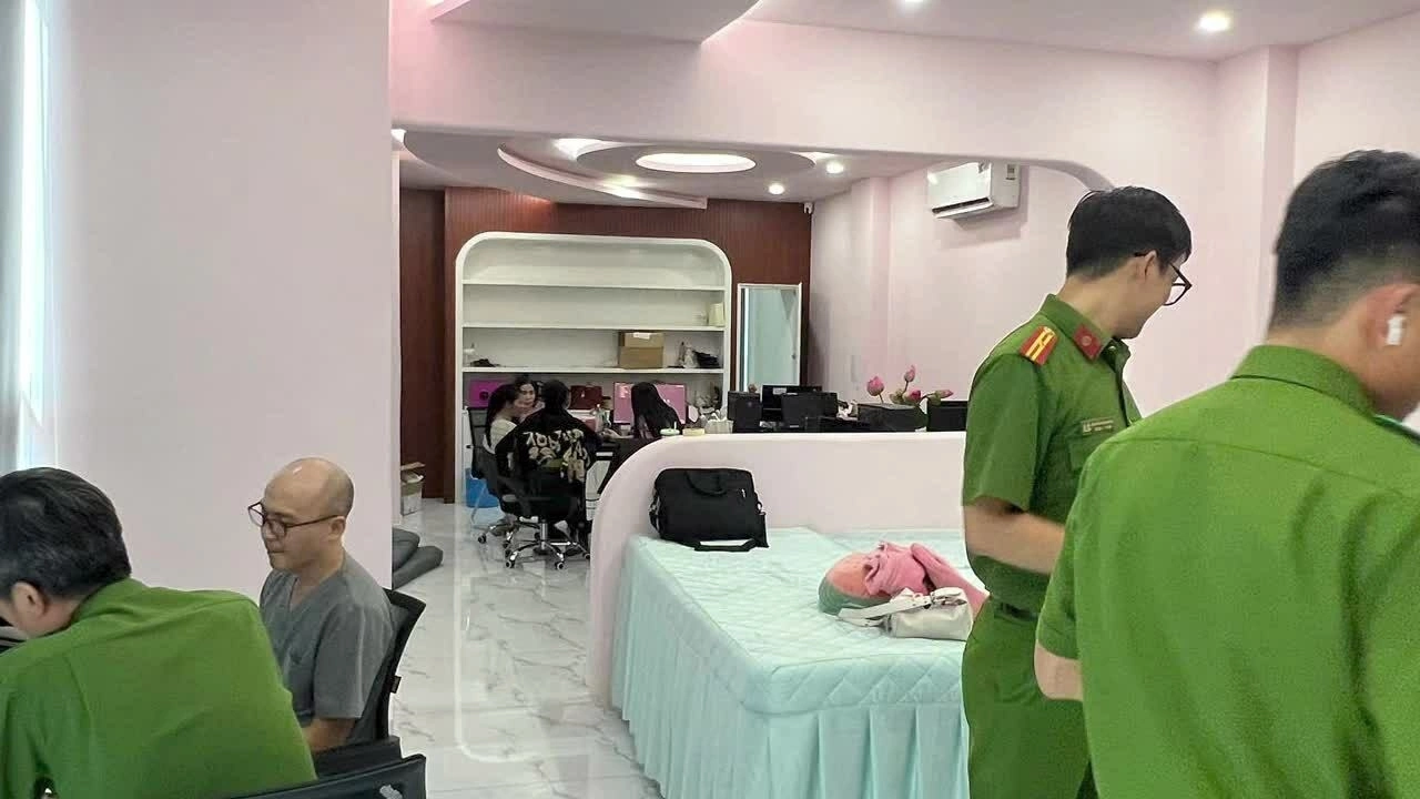 Cảnh sát khám xét thẩm mỹ viện 'chui', bác sĩ dỏm ở TP HCM