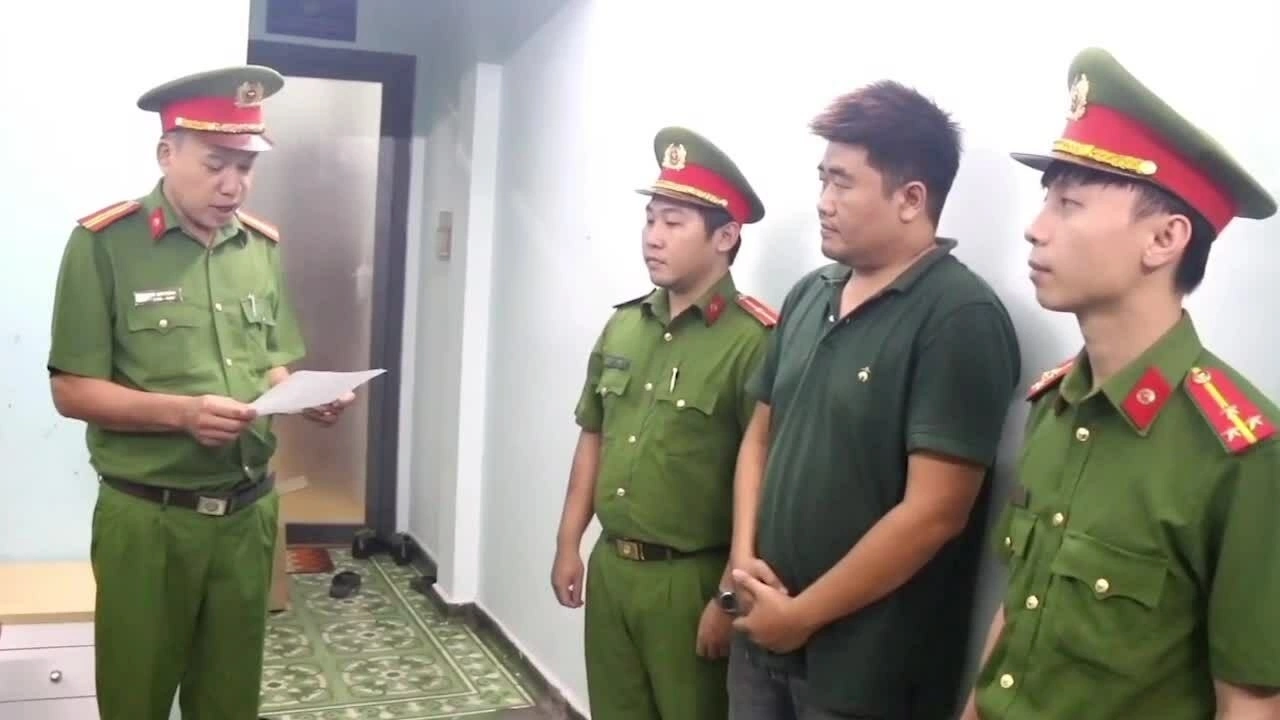 Video tạm giữ tài xế đánh cụ ông