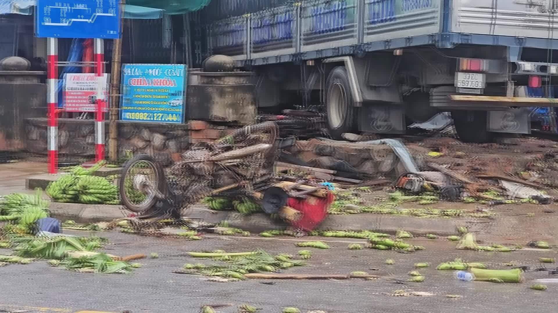 Video hiện trường vụ tai nạn xe tải lao vào chợ