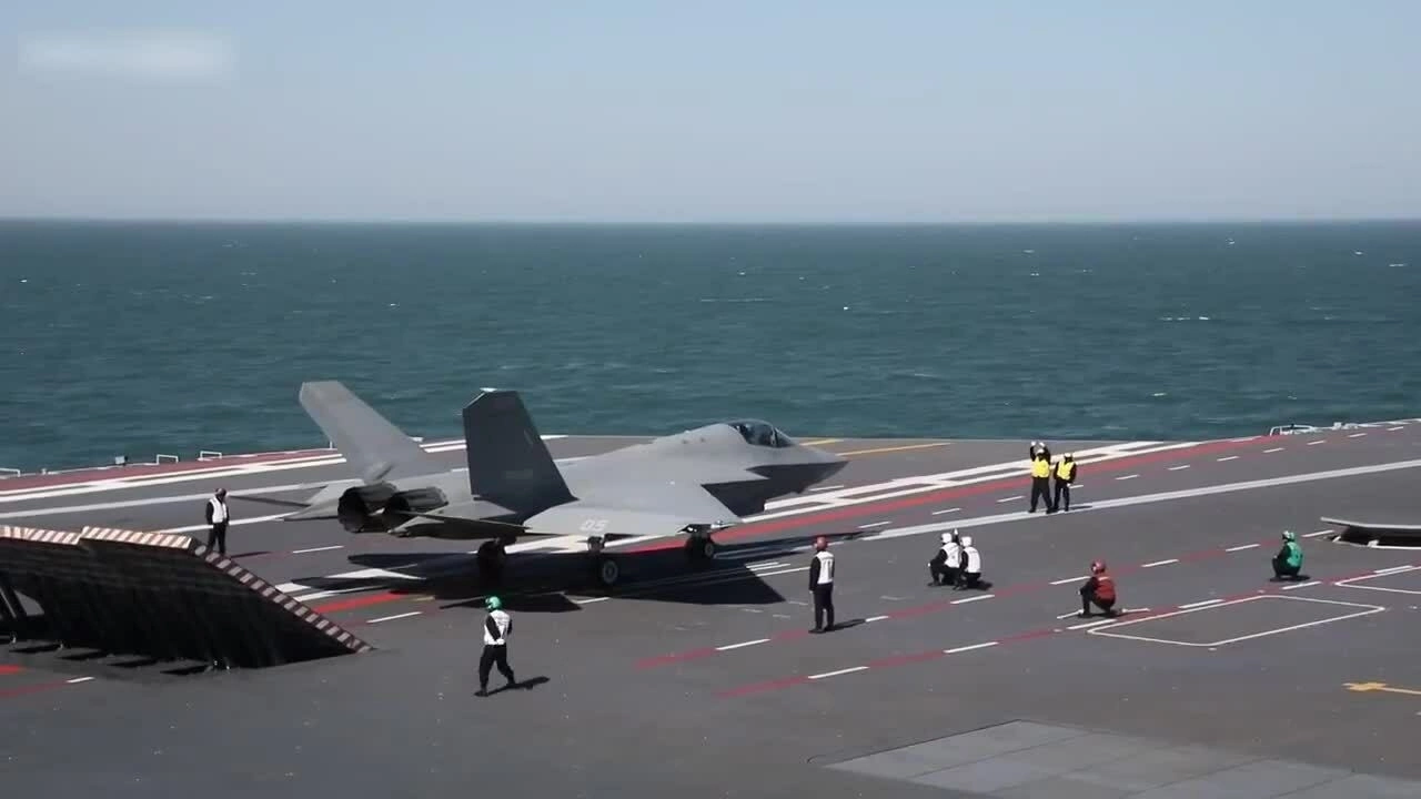 J-35 lần đầu cất hạ cánh trên tàu sân bay