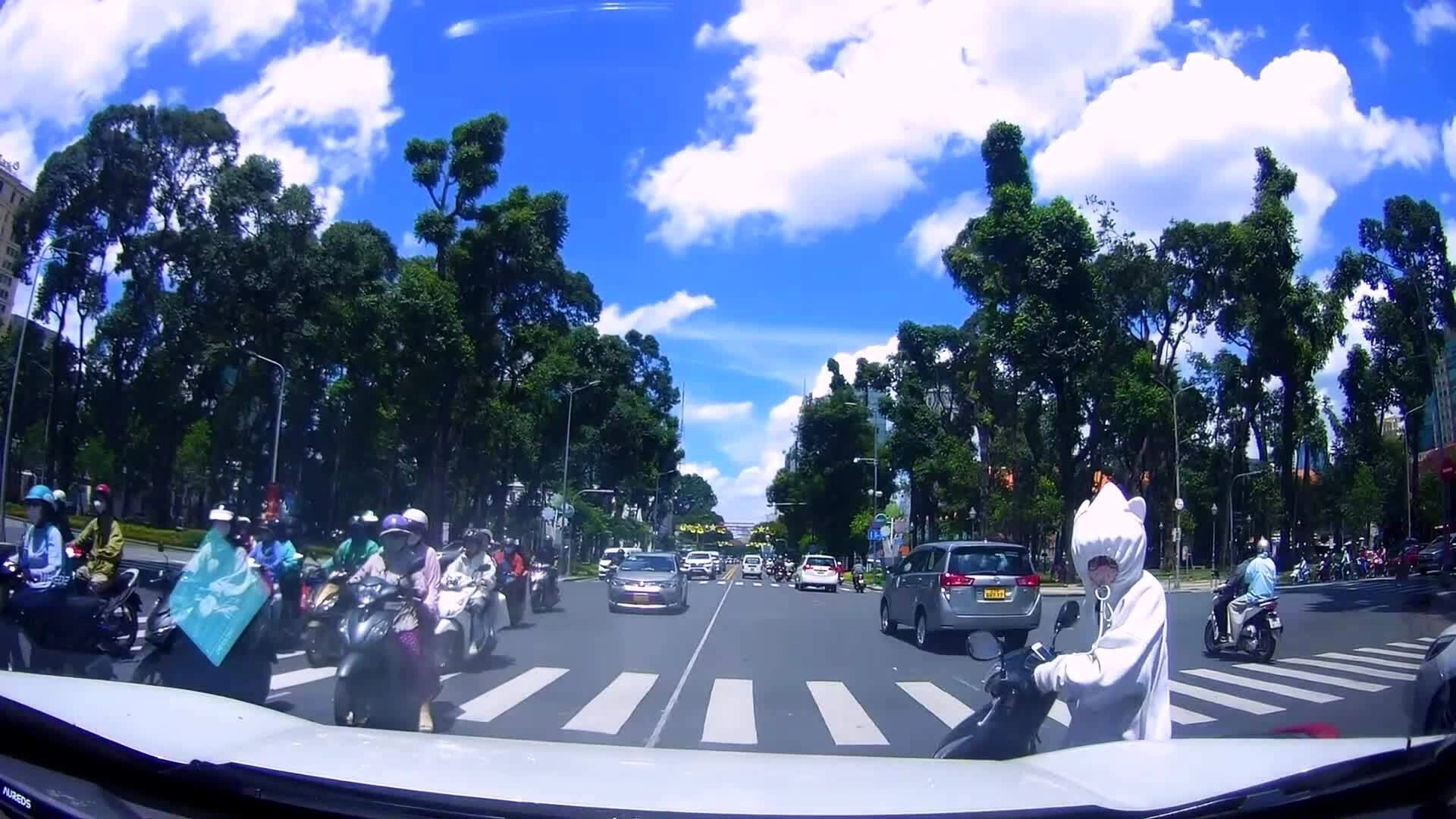 Người đi xe máy bịt kín mặt va chạm với ôtô rồi bỏ đi