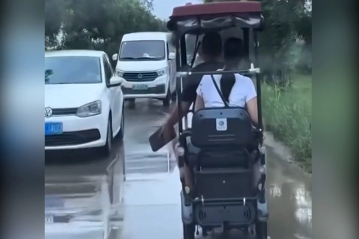 Cục gạch quyền lực khiến dàn ôtô hóa 'rùa bò' giữa đường