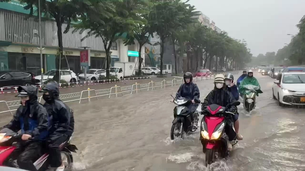 Xe cộ quay đầu trên đường Võ Chí Công