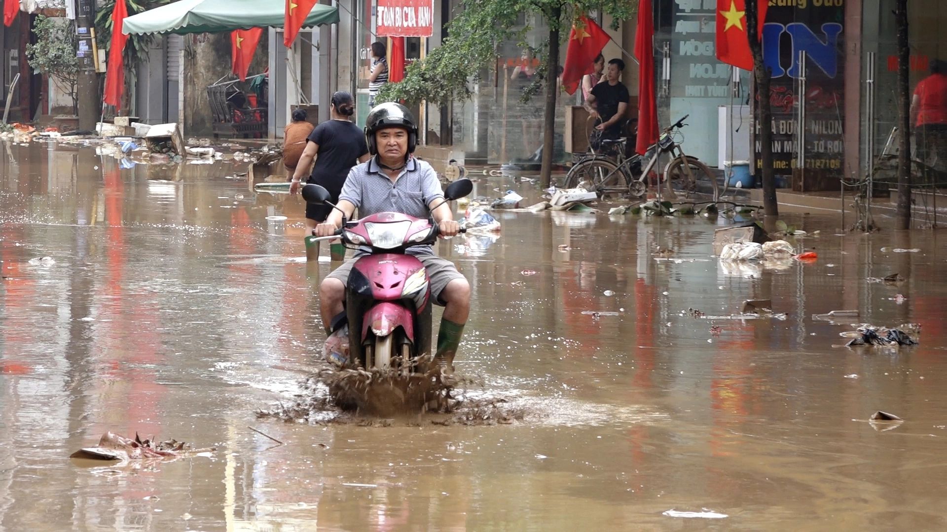 Bùn đất đặc quánh phủ kín đường xá tại phường Yên Bái