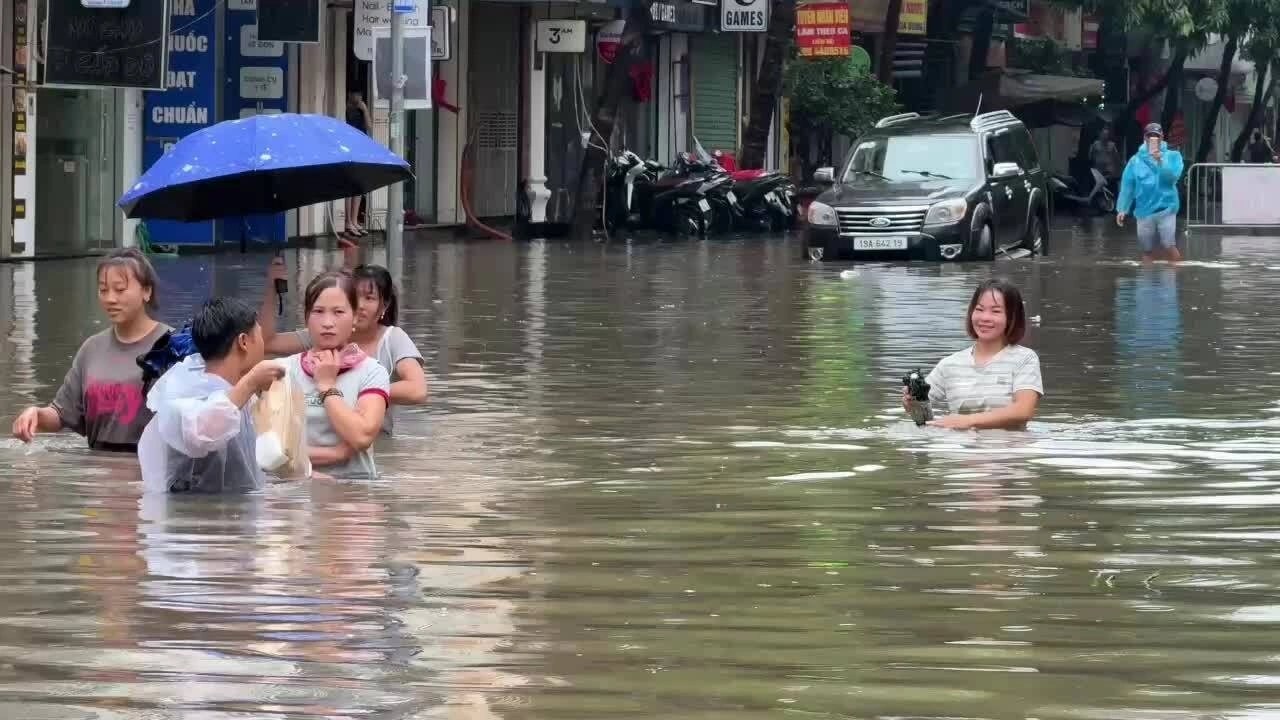 Mưa lớn gây ngập 90 điểm, nhiều tuyến đường Hà Nội ùn tắc