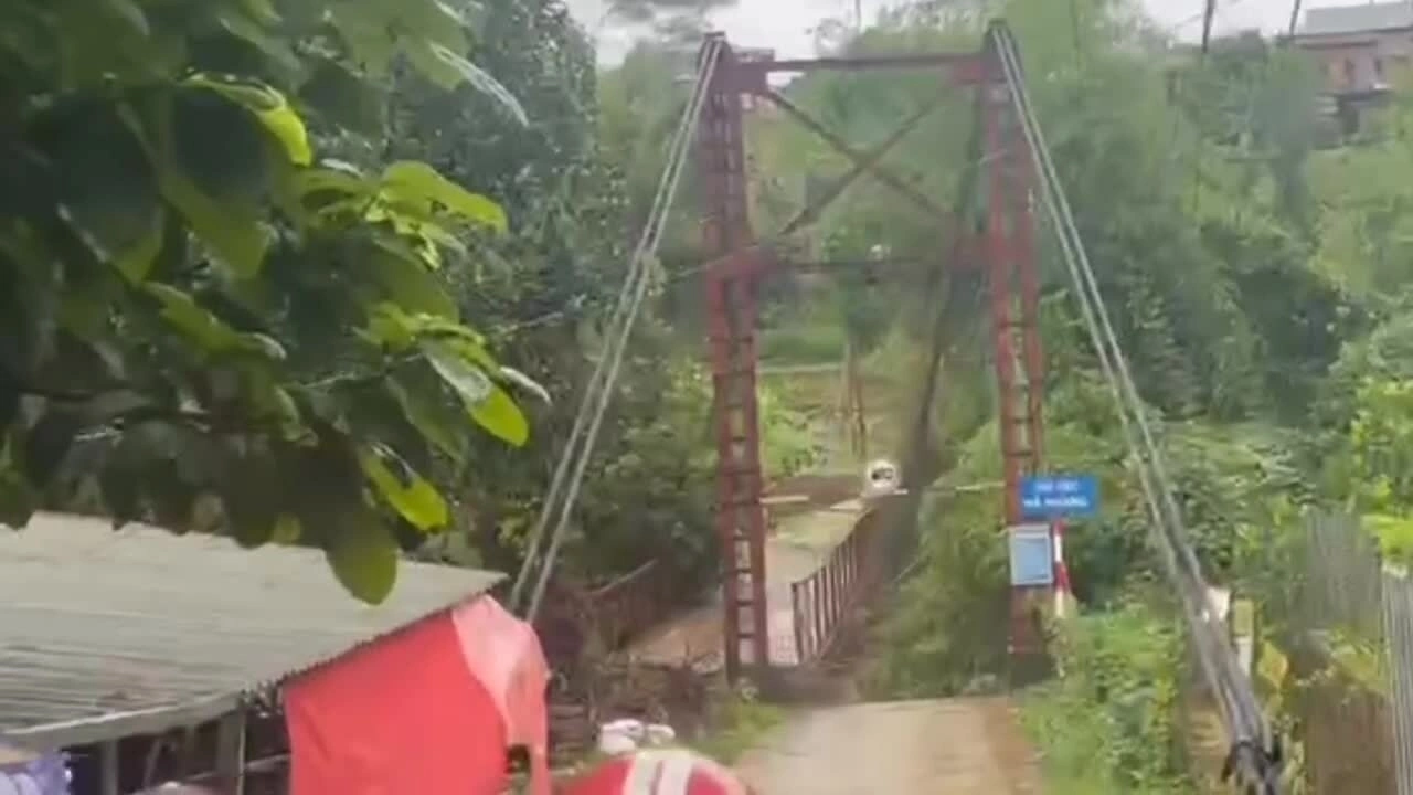 Mưa lũ cuốn đứt cáp cầu treo Nà Hoàng