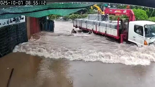 Phóng nhanh qua vũng nước hành động vô tâm của lái xe