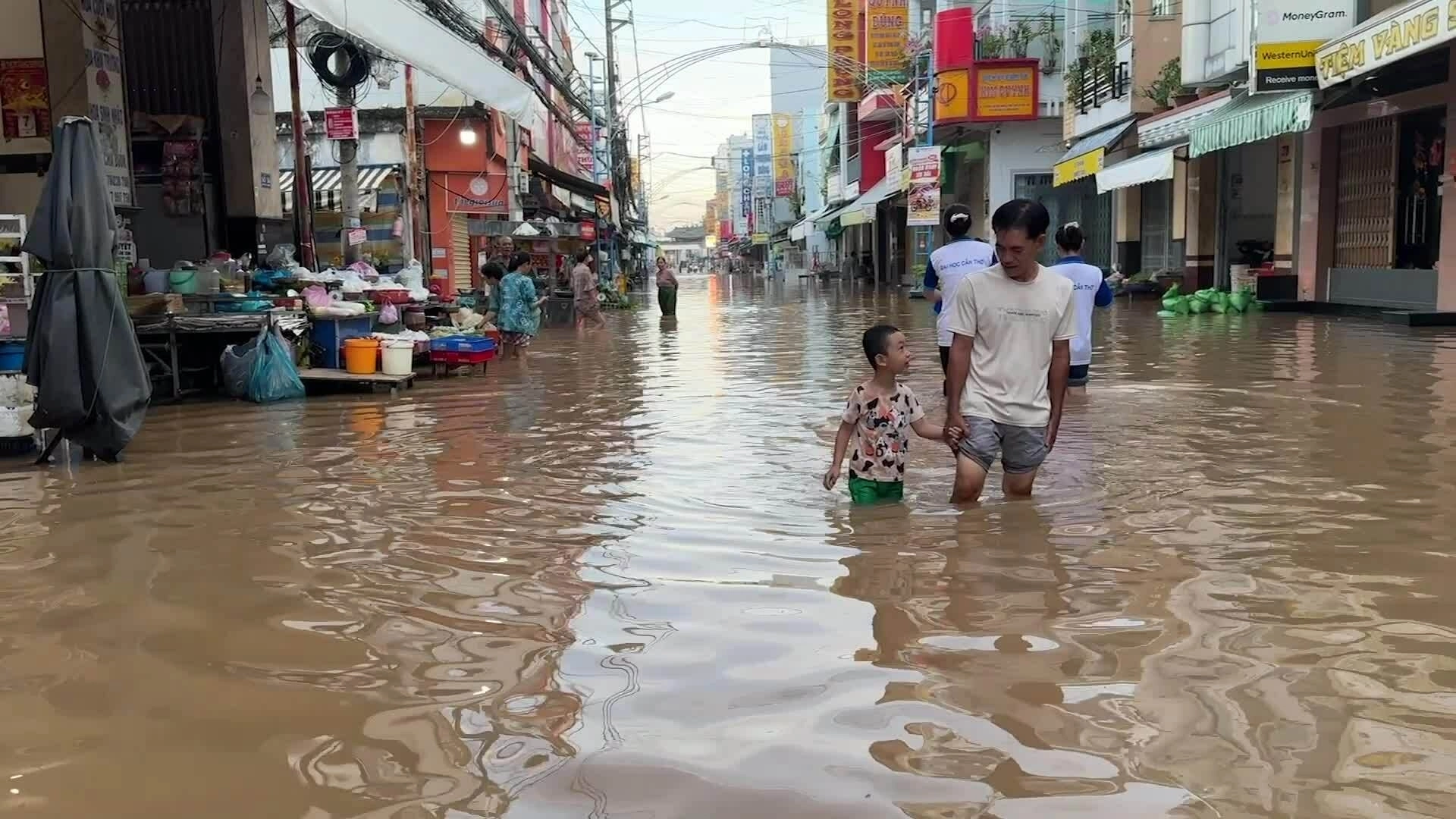 Cuộc sống đảo lộn nơi triều cường gây ngập cả mét ở Cần Thơ