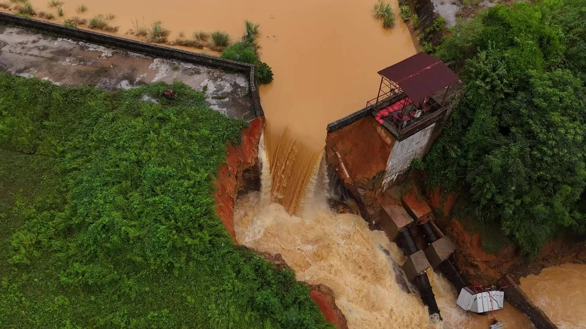 Video hiện trường vỡ đập Bắc Khê 1