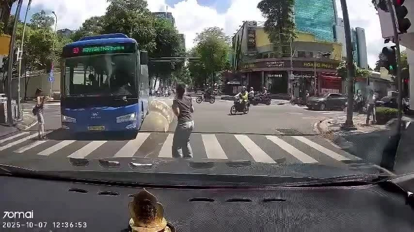 Xe buýt cướp đường của người đi bộ