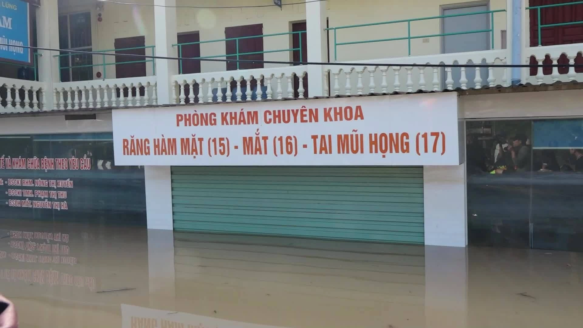 Bệnh viên Hữu Lũng cô lập trong nước lũ