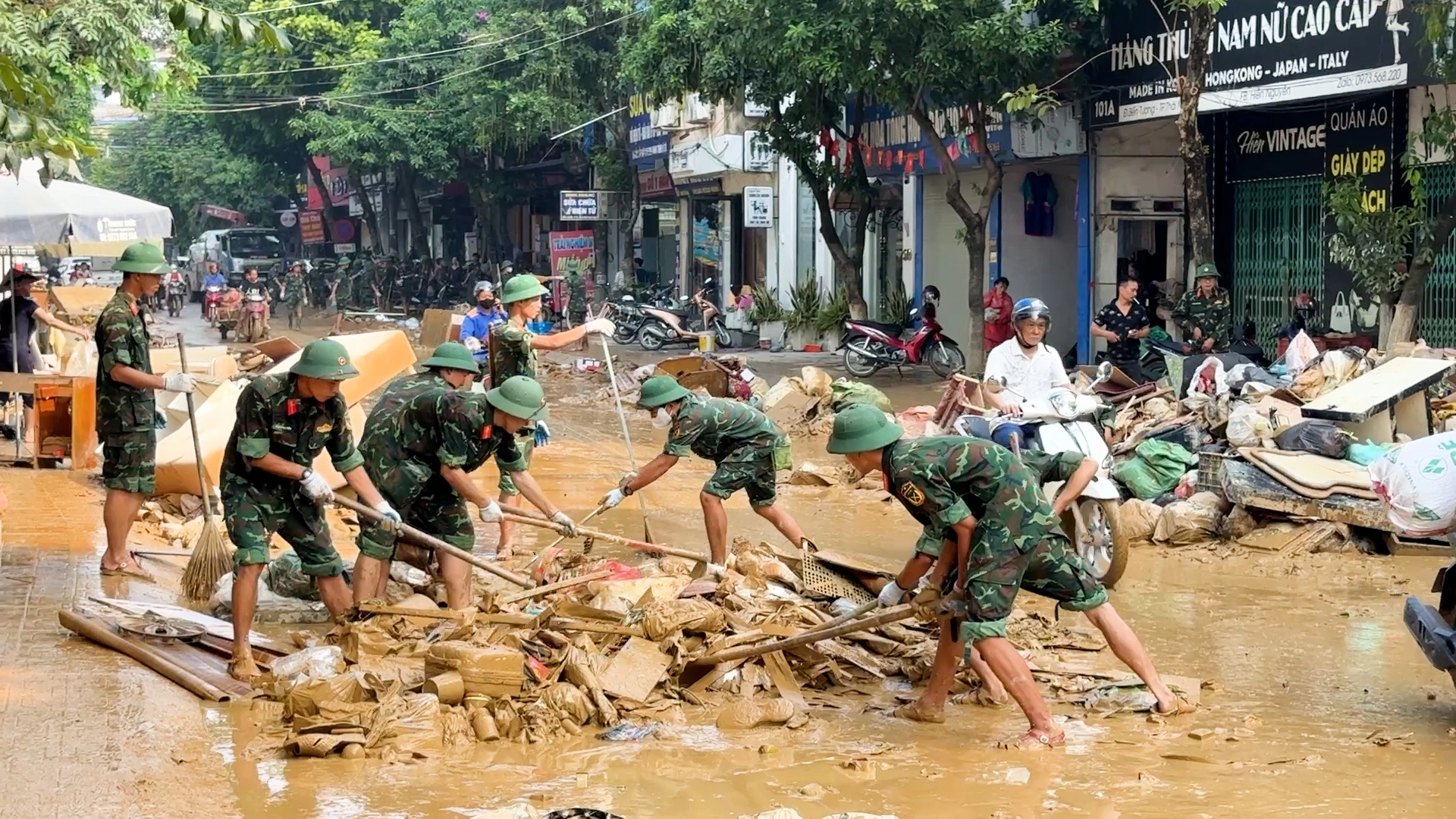 Đường phố Thái Nguyên ngập bùn rác sau lũ