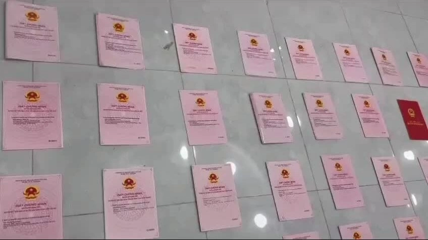 Cảnh sát thu 80 sổ đỏ khi khám xét nhà DJ Ngân 98