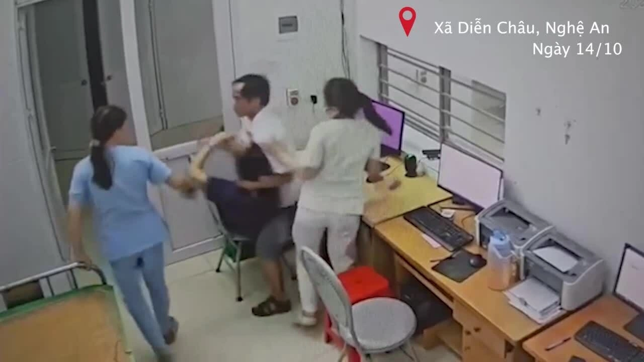Người khống chế nữ bác sĩ, dọa ‘chọc bút vào mắt’ bị tạm giữ