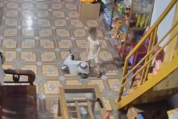 Em bé giả vờ ngã như diễn viên chuyên nghiệp